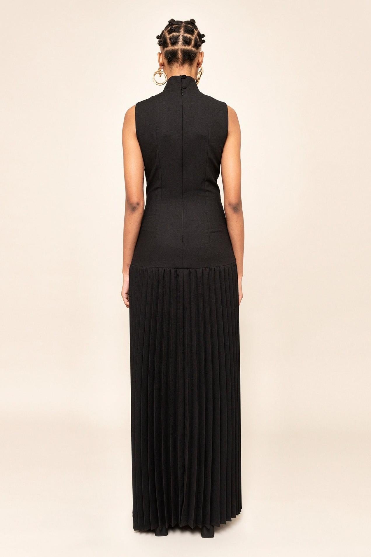 Vestido largo plisado con aberturas