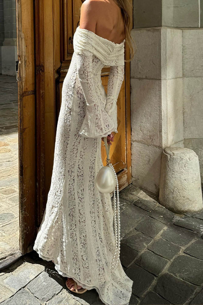 Vestido de encaje con mangas acampanadas y hombros descubiertos