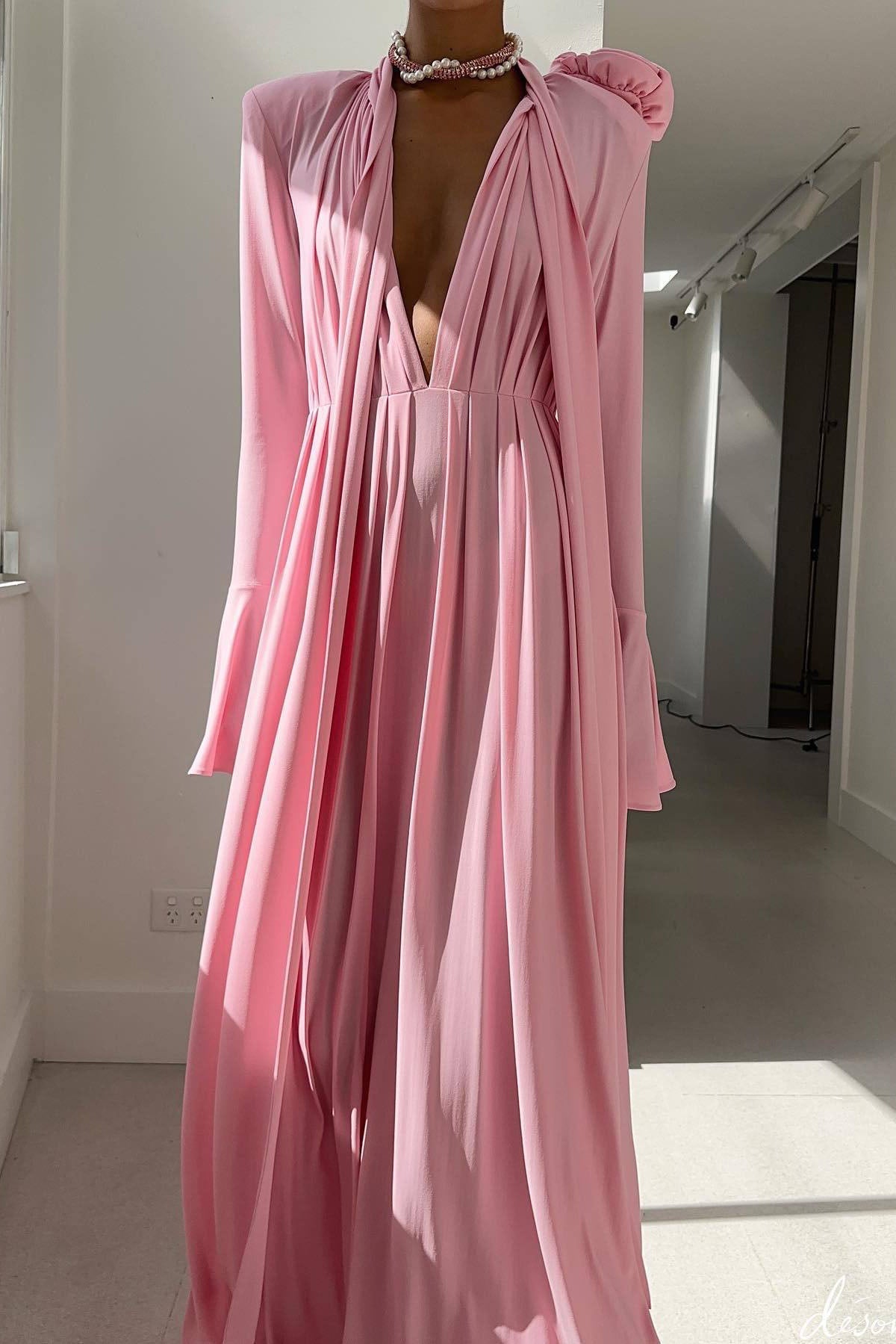 Luxuriöses Vintage-Maxikleid mit Cut-Outs, tiefem V-Ausschnitt, Neckholder und 3D-Blumenmuster
