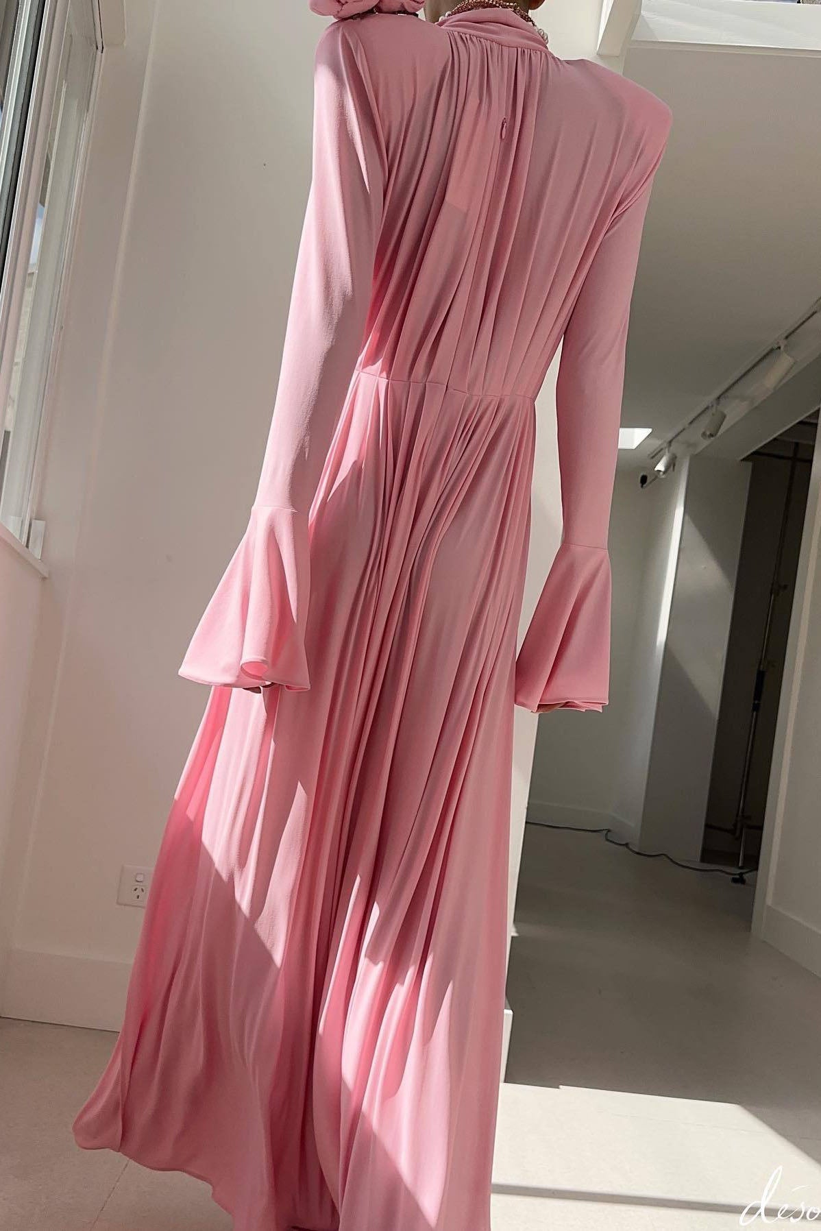 Luxuriöses Vintage-Maxikleid mit Cut-Outs, tiefem V-Ausschnitt, Neckholder und 3D-Blumenmuster