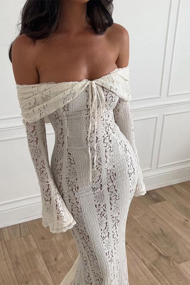 Vestido de encaje con mangas acampanadas y hombros descubiertos