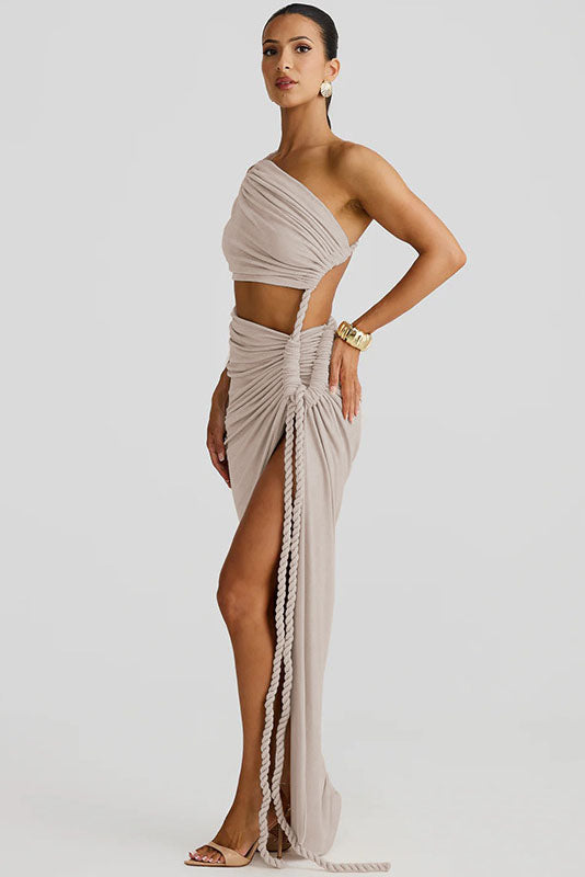 Vestido largo sin tirantes con aberturas y cordones