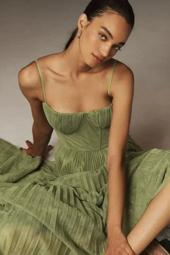 Vestido midi entallado y acampanado de tul plisado con bustier